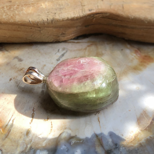 Tourmaline melon d'eau roulée montée en pendentif.