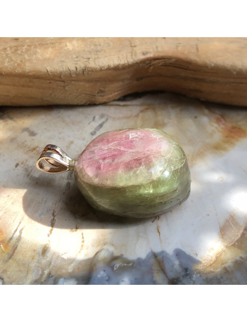 Tourmaline melon d'eau roulée montée en pendentif.