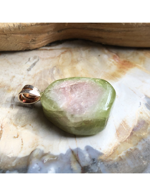 Tourmaline melon d'eau roulée montée en pendentif.
