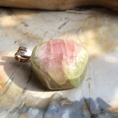 Tourmaline melon d'eau roulée montée en pendentif.