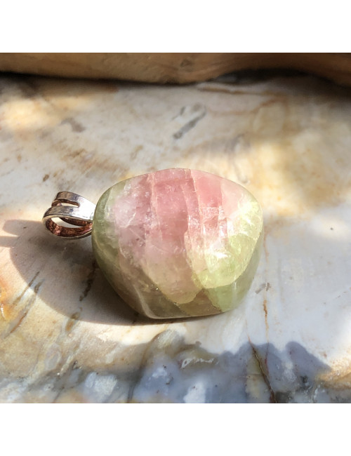 Tourmaline melon d'eau roulée montée en pendentif.