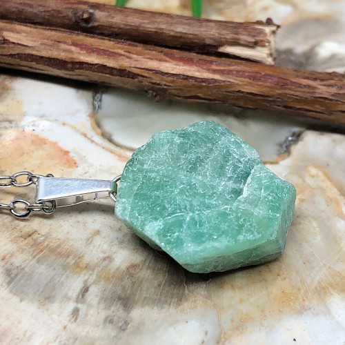 Emeraude montée en pendentif