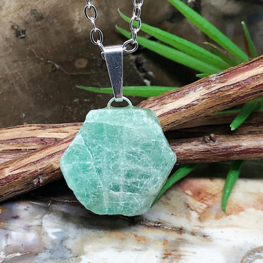 Emeraude montée en pendentif