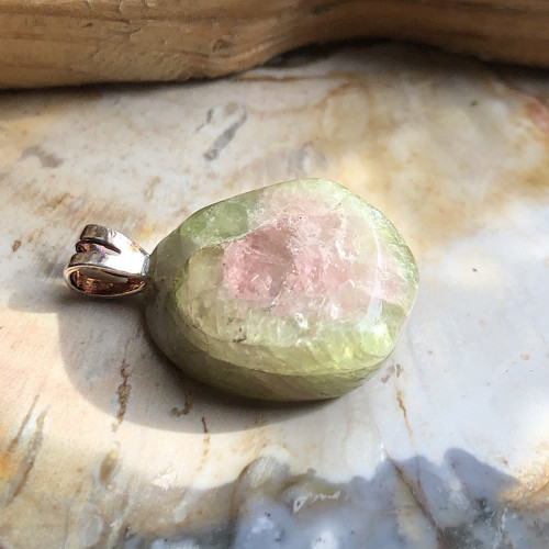 Tourmaline melon d'eau, Pierre roulée montée montée en pendentif Tourmaline melon d'eau, Pierre roulée montée montée en pendentif