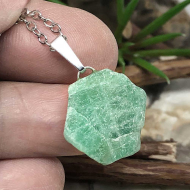 Emeraude montée en pendentif