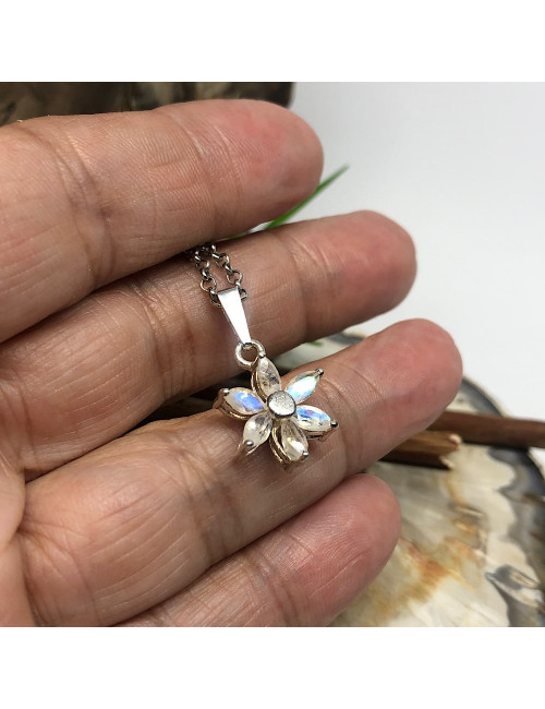 Pierre taillée de qualité supérieure, très beau pendentif en pierre de lune