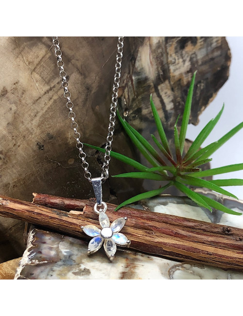 Pierre taillée de qualité supérieure, très beau pendentif en pierre de lune