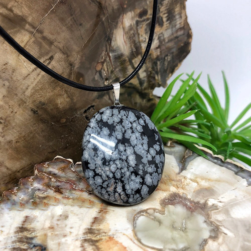 Pendentif en obsidienne neige monté sur cordon