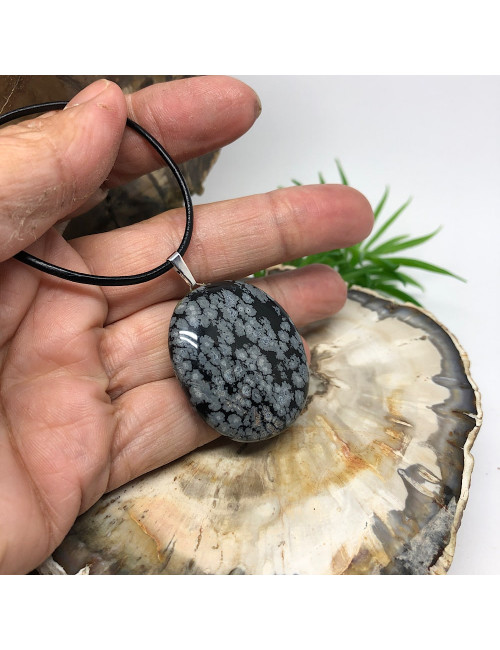 Pendentif en obsidienne neige monté sur cordon