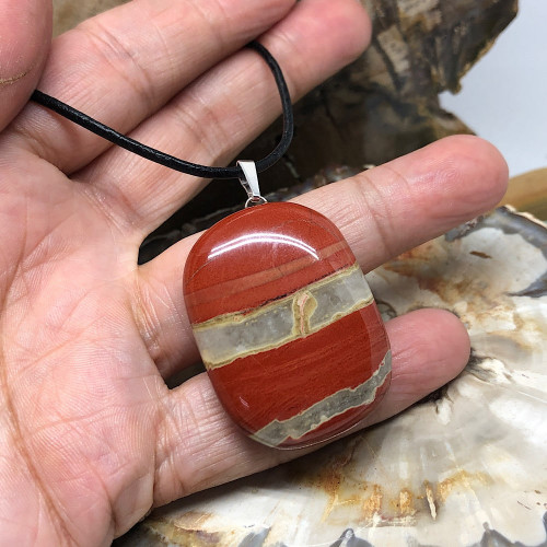 Jaspe bréchique, Pendentif pierre plate sur cordon tour de cou
