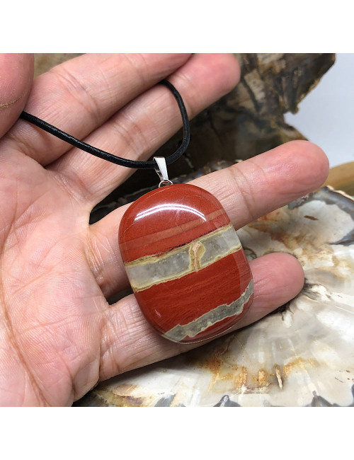 Jaspe bréchique, Pendentif pierre plate sur cordon tour de cou