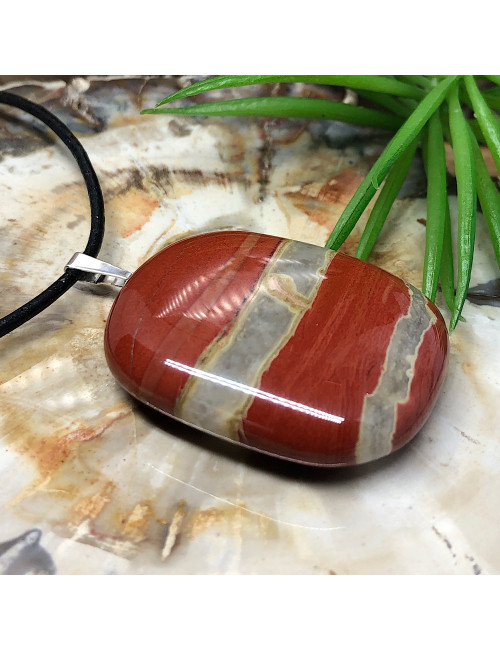 Pendentif en jaspe brechique