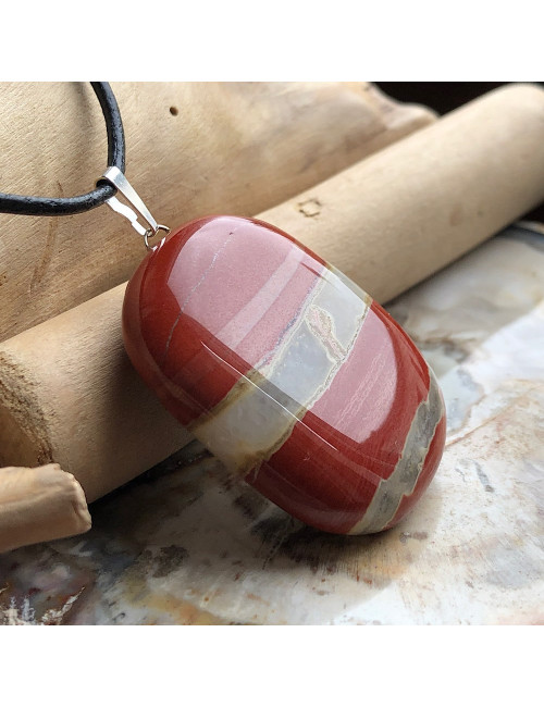 Jaspe bréchique, Pendentif pierre plate sur cordon tour de cou