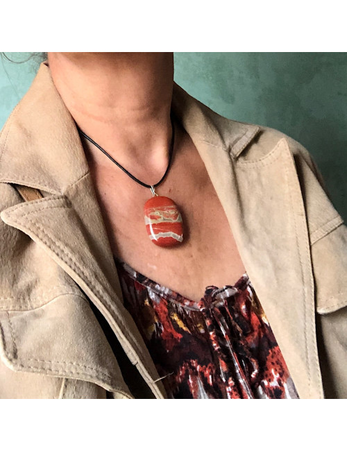 Jaspe bréchique, Pendentif pierre plate sur cordon tour de cou