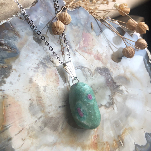 Fushite, Pendentif sur chaîne