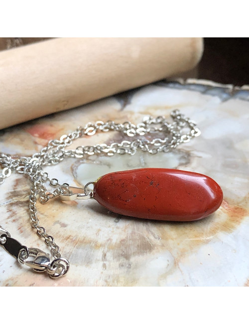 Pierre de Jaspe rouge montée en pendentif sur chaîne