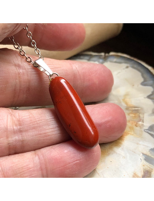 Pierre de Jaspe rouge montée en pendentif sur chaîne
