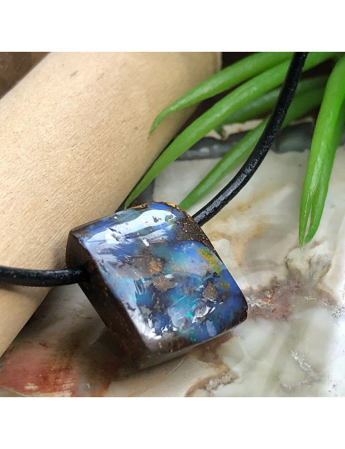 Opale Boulder, Pendentif sur cordon