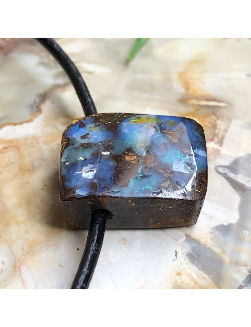 Opale Boulder, Pendentif sur cordon