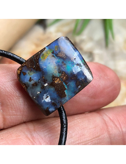 Opale Boulder, Pendentif sur cordon