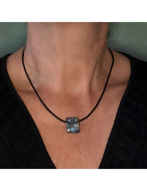 Opale Boulder, Pendentif sur cordon