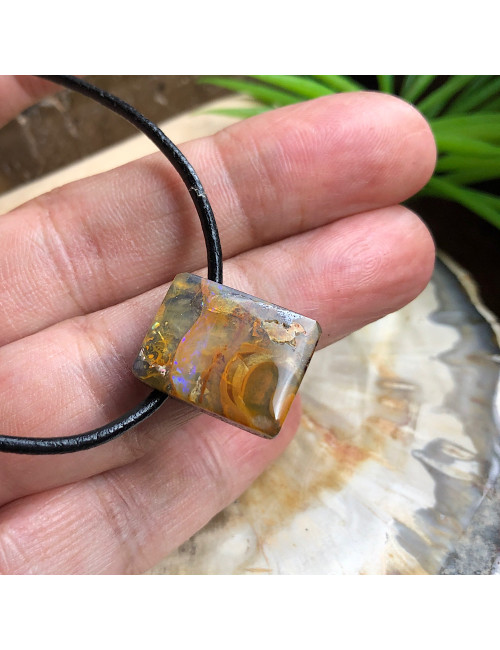 Opale Boulder, Pendentif sur cordon