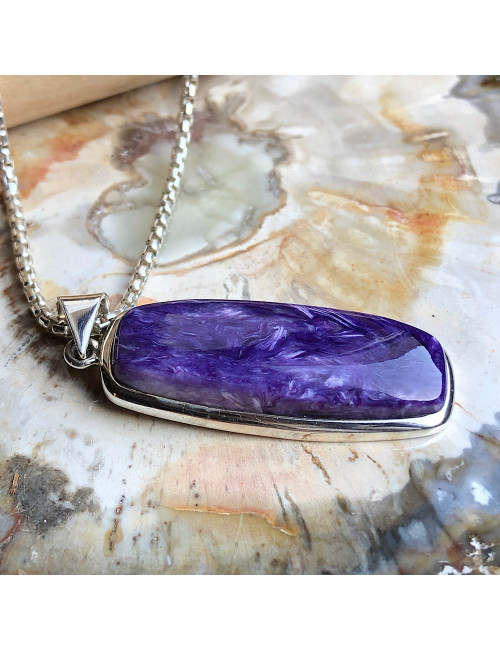 La charoïte est une merveilleuse pierre aux tons riches et soyeux.