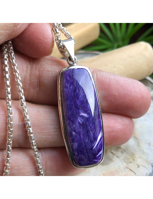 La charoïte est une merveilleuse pierre aux tons riches et soyeux.