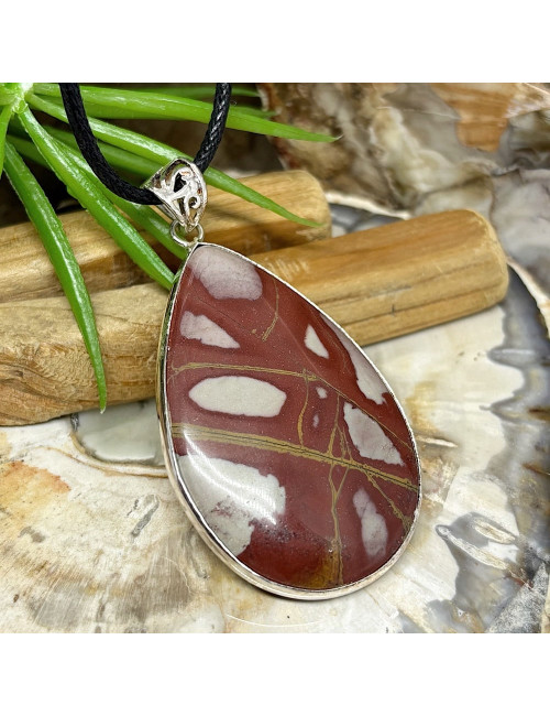 Pendentif en pierre naturelle.
