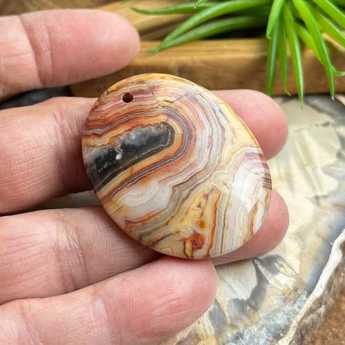 Jaspe, Pierre percée pour création de bijoux