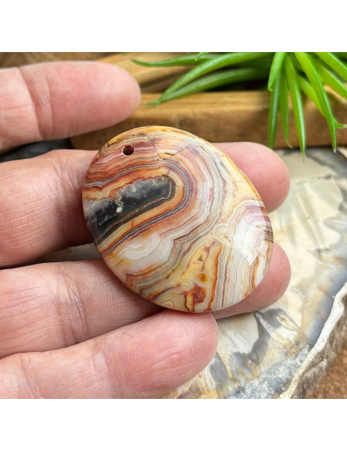 Jaspe, Pierre percée pour création de bijoux