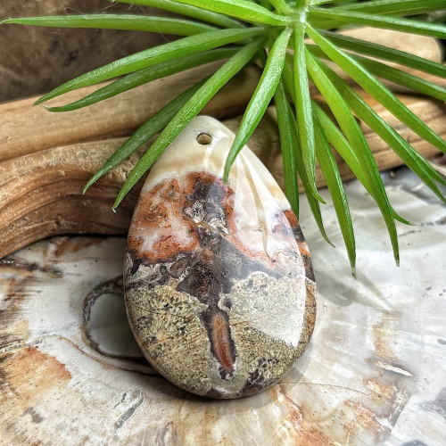 Jaspe, Pierre percée pour création de bijoux