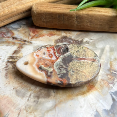 Jaspe, Pierre percée pour création de bijoux