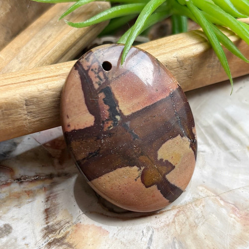 Jaspe, Pierre percée pour création de bijoux