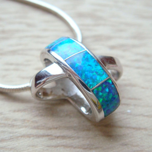 Pendentif argent 925  rhodié et opale reconstituée sur chaîne