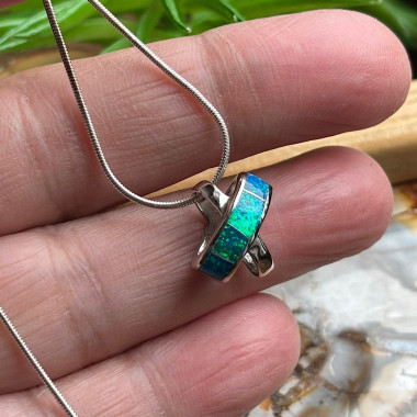 Pendentif argent 925 rhodié et opale reconstituée