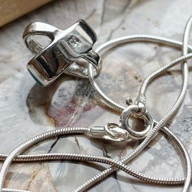 Pendentif argent 925  rhodié et opale reconstituée.
