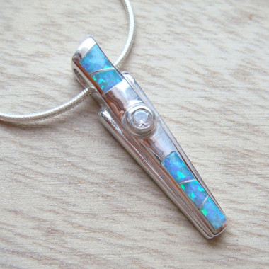 Pendentif argent 925  rhodié et opale reconstituée.