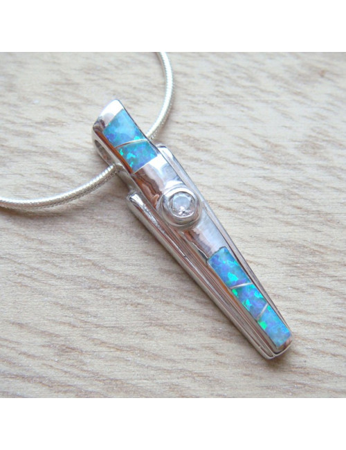 Pendentif argent 925  rhodié et opale reconstituée.
