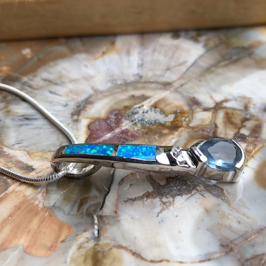 Pendentif argent 925  rhodié et opale reconstituée.