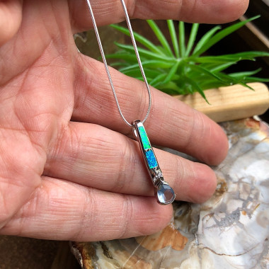 Pendentif argent 925 rhodié et opale reconstituée