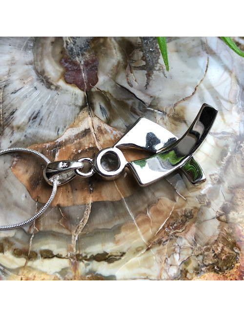 Pendentif argent 925  rhodié et opale reconstituée.