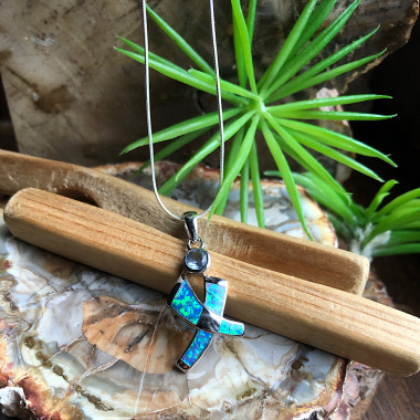 Pendentif argent 925  rhodié et opale reconstituée.