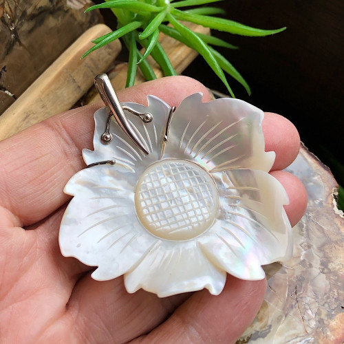 Nacre sculptée, Pendentif forme fleur bélière argent 925