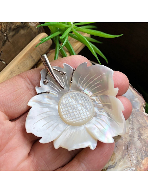 Nacre sculptée, Pendentif forme fleur bélière argent 925