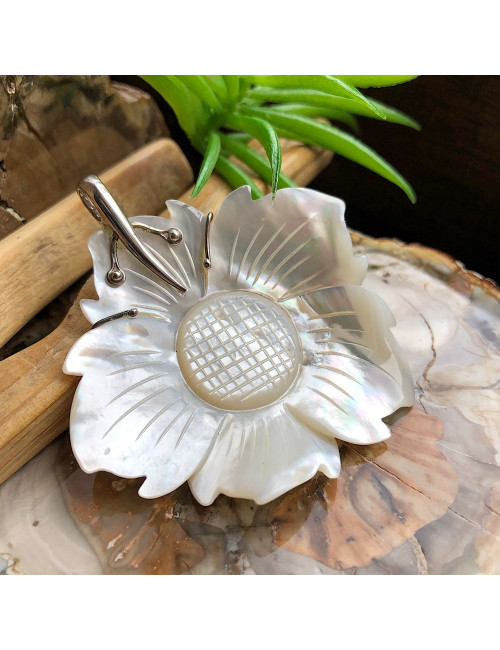 Nacre sculptée, Pendentif forme fleur bélière argent 925