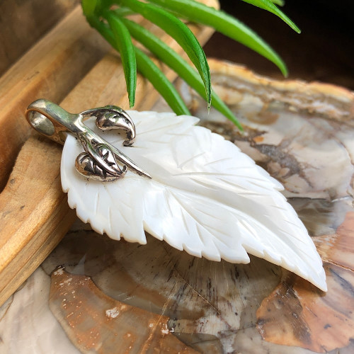 Nacre sculptée, Pendentif forme feuille bélière argent 925