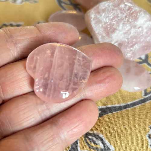 Coeur en pierre de quartz rose
