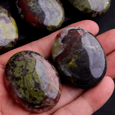 Jaspe sang de dragon, Galet taille L (45 x 35 mm)
