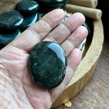 Le jaspe héliothrope est un protecteur, un guérisseur et un talisman à tenir fermement tout au long de la vie.